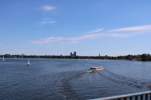 Blick auf die rechte Seite der Außenalster nach Norden in Hamburg