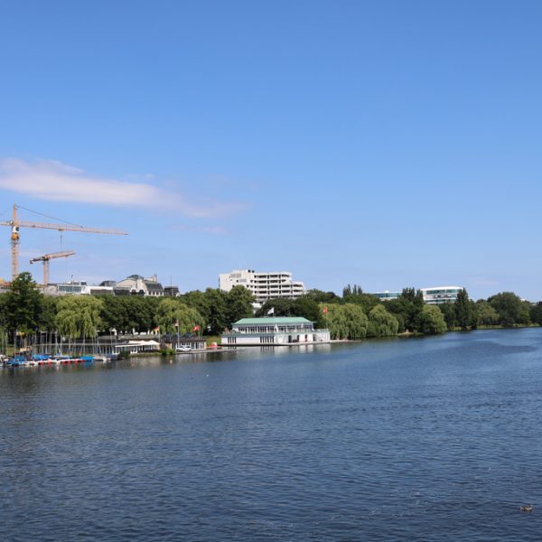 Blick auf die linke Seite der Außenalster nach Norden in Hamburg