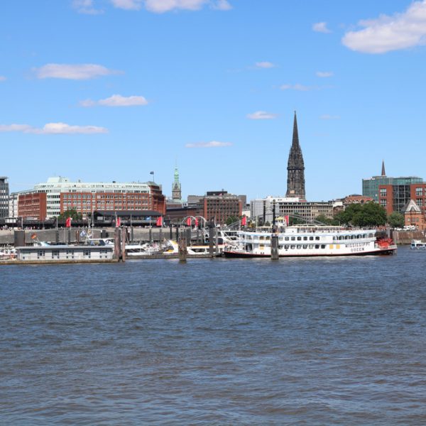 Blick über Elbe auf Baumwall in Hamburg