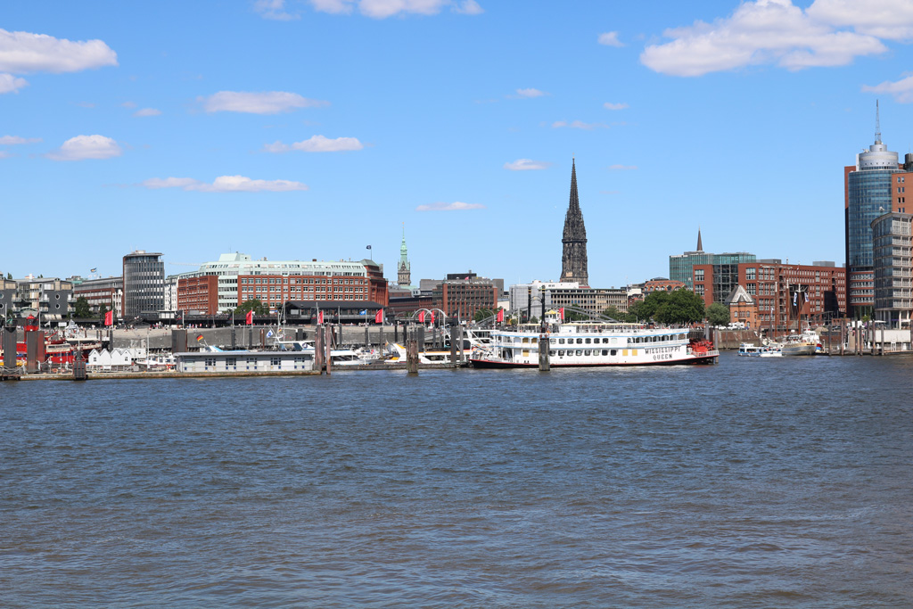 Blick über Elbe auf Baumwall in Hamburg