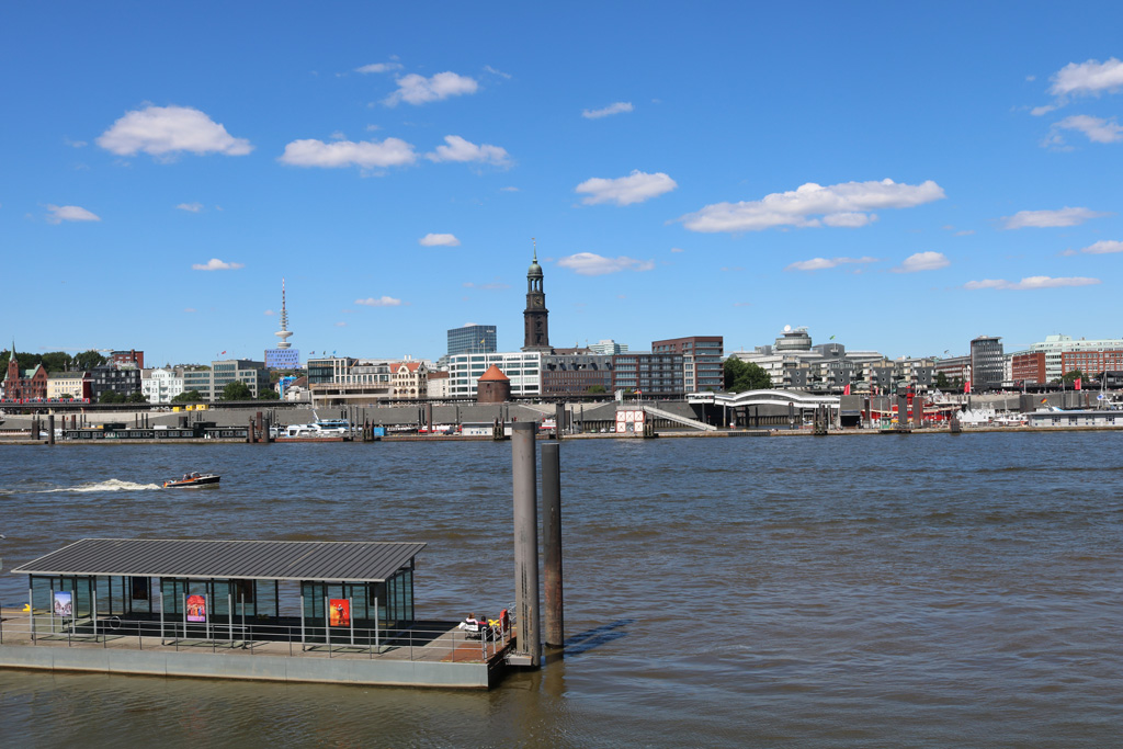 Blick vom Anleger Musical im Hamburger Hafen über die Elbe in Richtung Innenstadt