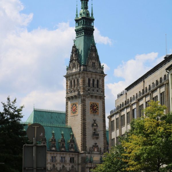 Blick von Mönckebergstraße auf das Rathaus Hamburg