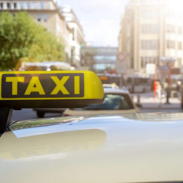 Taxi am Taxenstand in Hamburg am Rathaus